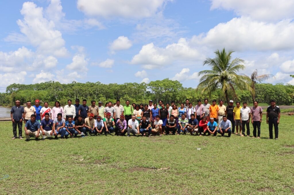 equipo trabajo shakaim amazonia peru